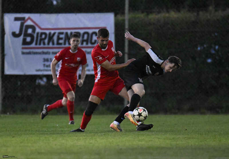 SV Hofbieber - SG Johannesberg: Niklas Schumann mit Roman Sammert