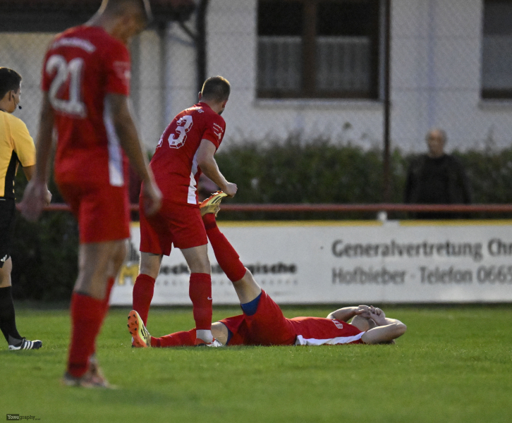 SV Hofbieber - SG Johannesberg: Kevin Krieger mit Lukas Budenz