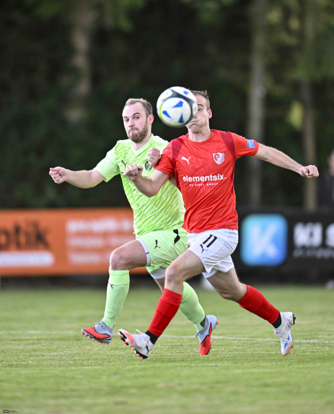 SG Haselbach - SV Burghaun: Fabian Hutfless gegen Maxim Heidenreich