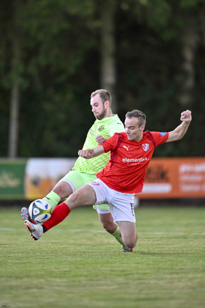 SG Haselbach - SV Burghaun: Fabian Hutfless gegen Maxim Heidenreich