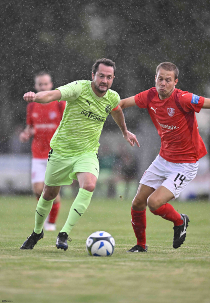 SG Haselbach - SV Burghaun: Michael Krist gegen Andre van Leeuwen