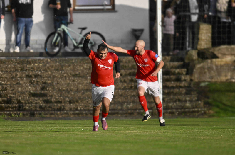 SG Haselbach - SV Burghaun: Emil Petrov mit Lorenz Wenzel