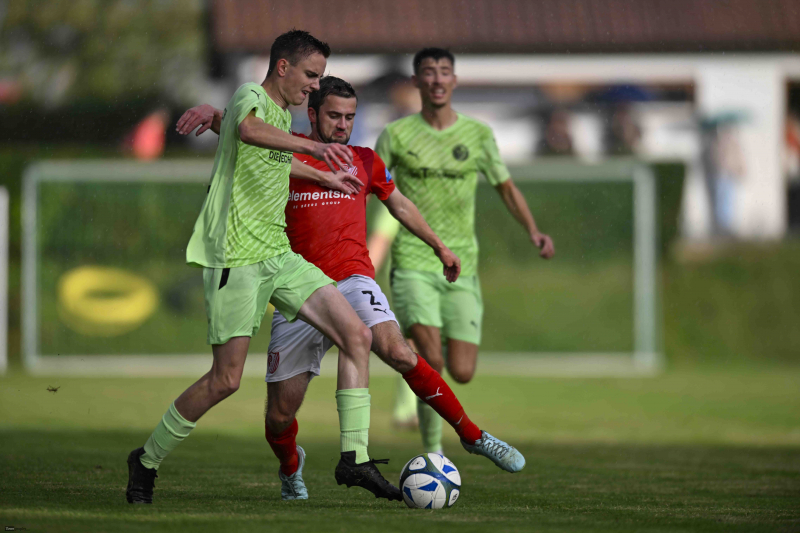 SG Haselbach - SV Burghaun: Christian Bosold gegen Tobias Krause