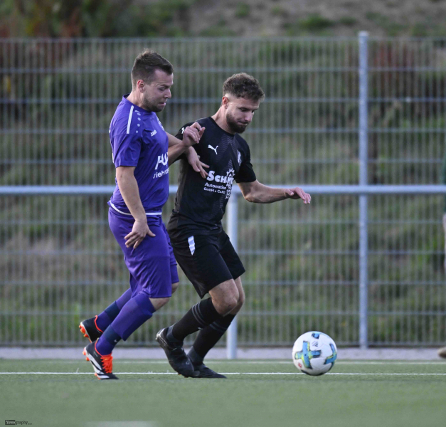 SG Oberkalbach - SV Hof Haid: Alexander Schäfergegen gegen Tim Emrulla