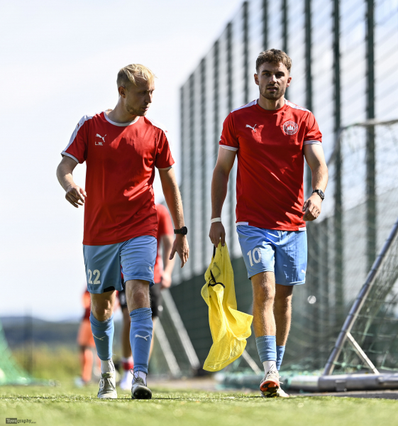 TSV Künzell - SV Großenlüder: Louis Winkow mit Julian Parzeller