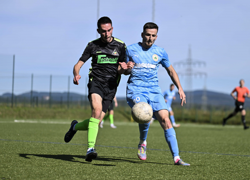 TSV Künzell - SV Großenlüder: Adrian Beyer gegen Nikola Naumoski