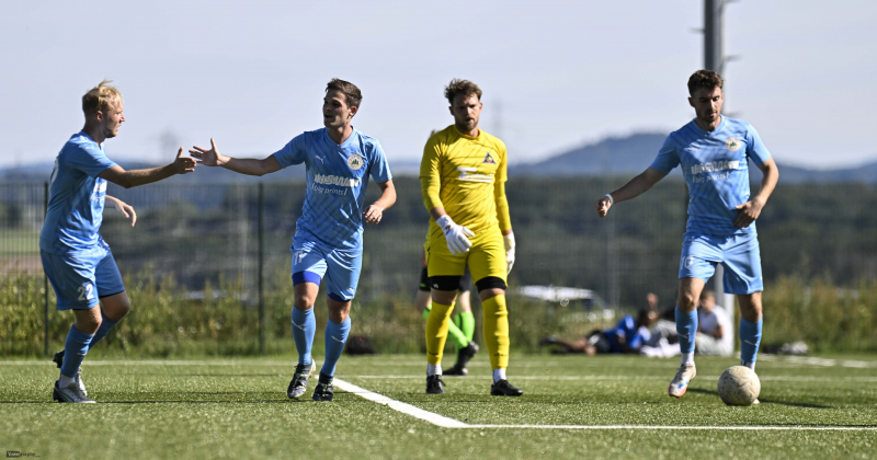 TSV Künzell - SV Großenlüder: Sebastian Körner mit Louis Winkow