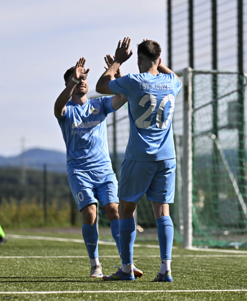 TSV Künzell - SV Großenlüder: Julian Parzeller mit Nikola Naumoski