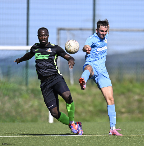 TSV Künzell - SV Großenlüder: Roger Mouangue gegen Adrian Waldmann