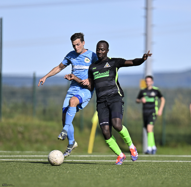 TSV Künzell - SV Großenlüder: Sebastian Körner mit Roger Mouangue