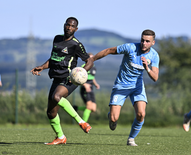 TSV Künzell - SV Großenlüder: Victorien Severin Banlog Mvondo gegen Marcel Huder