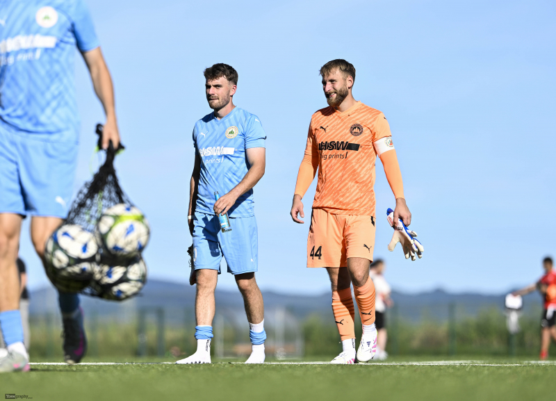 TSV Künzell - SV Großenlüder: Julian Parzeller mit Niklas Kircher