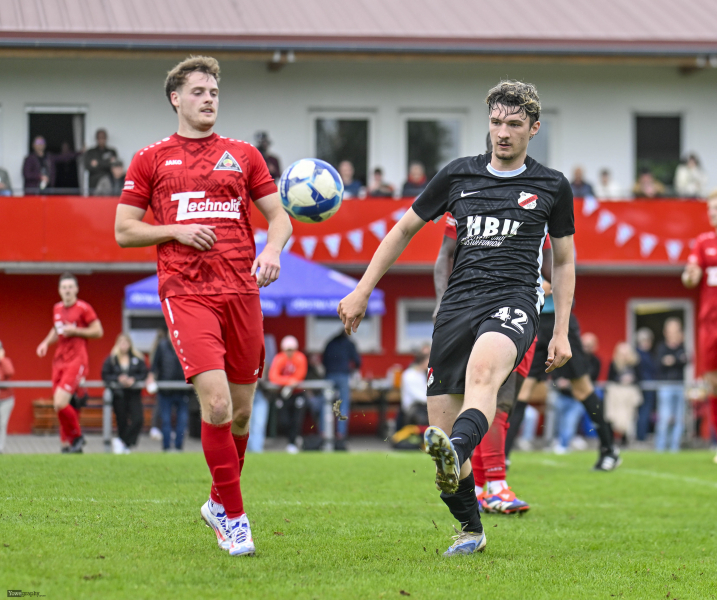 SG Sickels - SV Großenlüder: Henrik Ziegler gegen Pit Küllmer