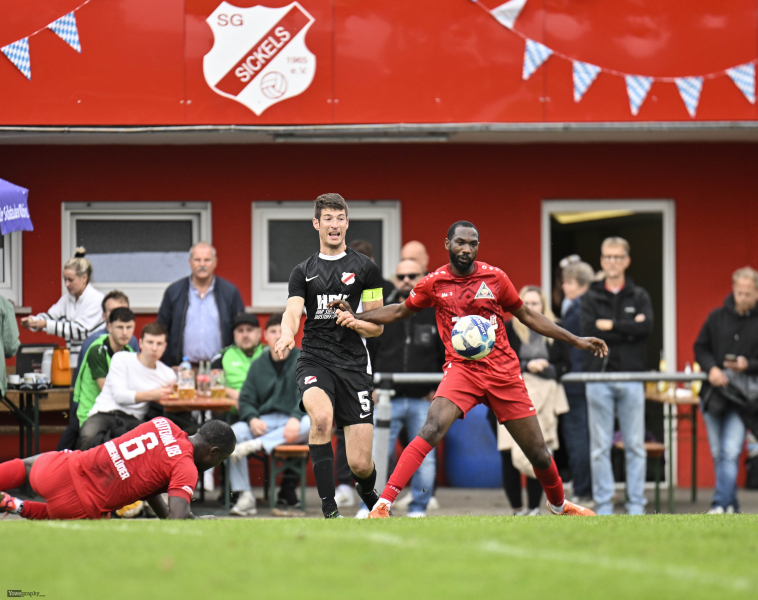 SG Sickels - SV Großenlüder: Tobias Henkelmann gegen Victorien Severin Banlog Mvondo