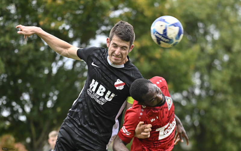 SG Sickels - SV Großenlüder: Tobias Henkelmann gegen Victorien Severin Banlog Mvondo
