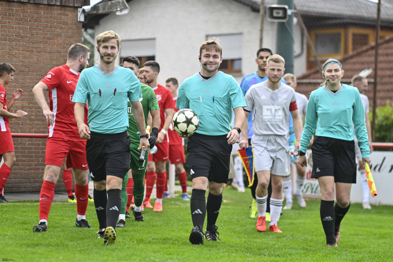 SV Hofbieber - FSV Dörnberg: Tom Bartholmai SR mit SRA Andre Alhelm und Lena Alhelm