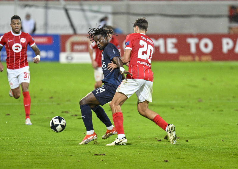 OFC Kickers Offenbach - SG Barockstadt Fulda: Hans Nunoo Sarpei gegen Dominik Crljenec