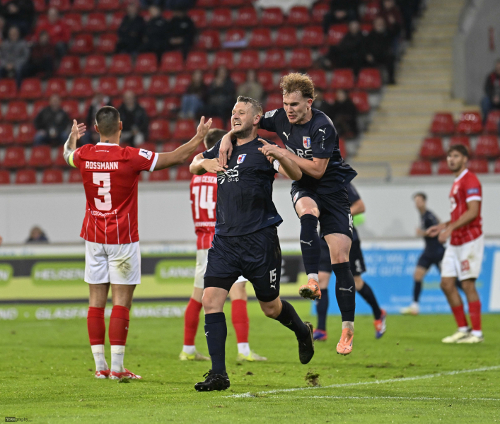 OFC Kickers Offenbach - SG Barockstadt Fulda: Marius Grösch mit Moritz Dittmann