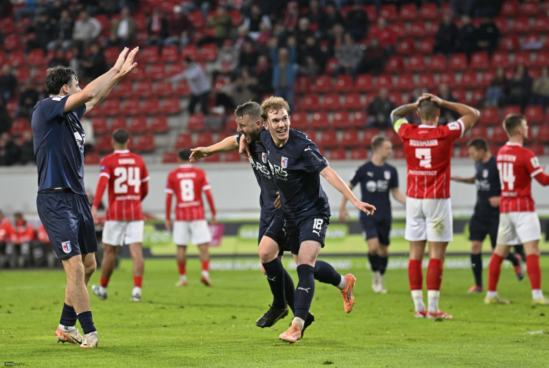 OFC Kickers Offenbach - SG Barockstadt Fulda: Marius Grösch mit Moritz Dittmann