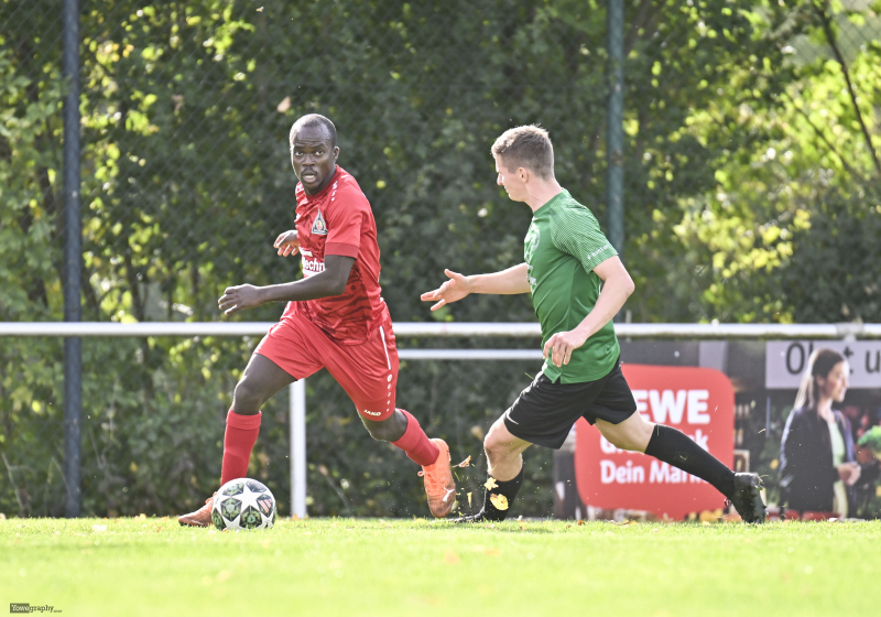 SV Teutonia Großenlüder - FSG Vogelsberg: Roger Mouangue Mouangue gegen Finn Ruhl