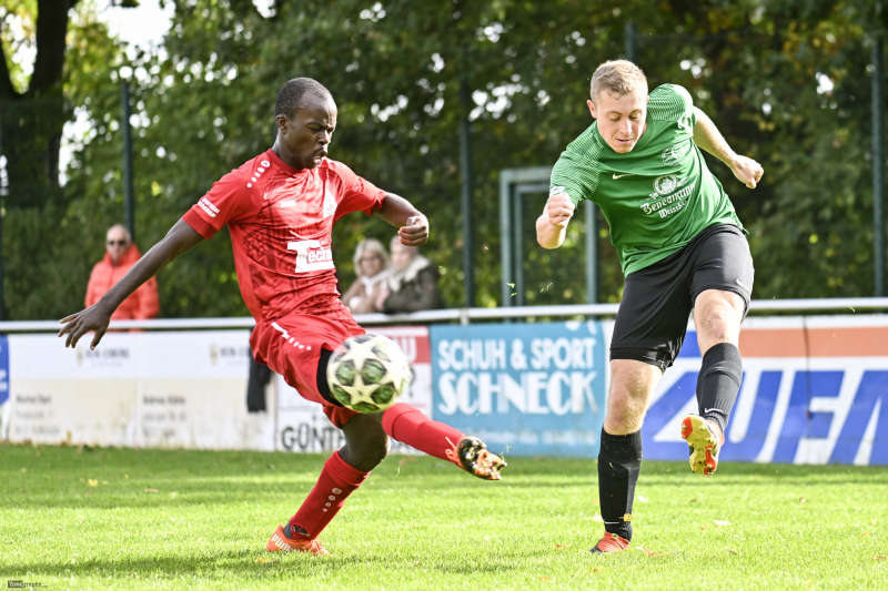SV Teutonia Großenlüder - FSG Vogelsberg: Dominik Geist gegen Tinotenda Phiri