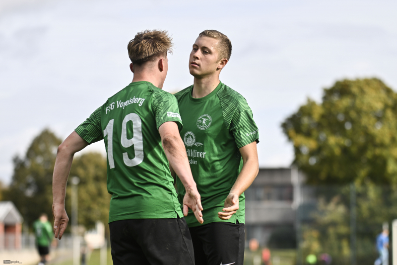 SV Teutonia Großenlüder - FSG Vogelsberg: Niklas Nettbohl mit Domink Geist