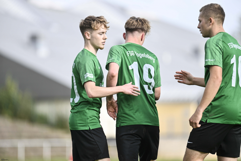 SV Teutonia Großenlüder - FSG Vogelsberg: Mika Wink mit Niklas Nettbohl