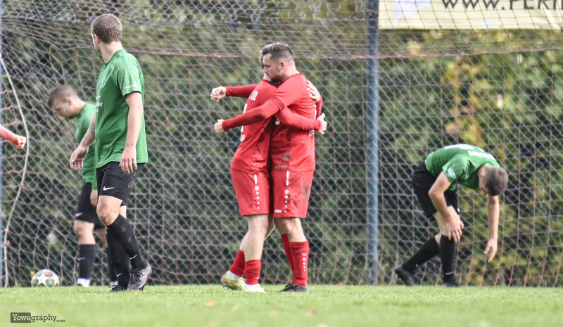 SV Teutonia Großenlüder - FSG Vogelsberg: Pascal Strehl mit Niklas Wese