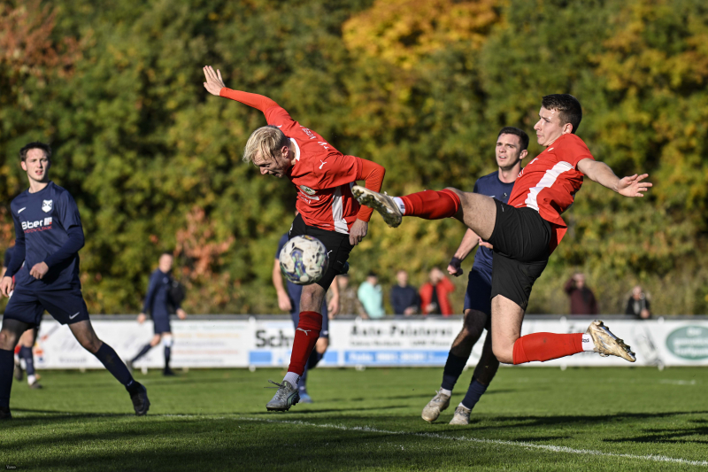 TSV Künzell - ESV Hönebach: Louis Winkow mit Laurenz Heinze