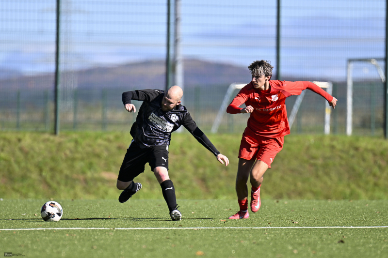 TSV Künzell - SV Hofbieber: Mario Bellinger gegen Elias-Finn Traber