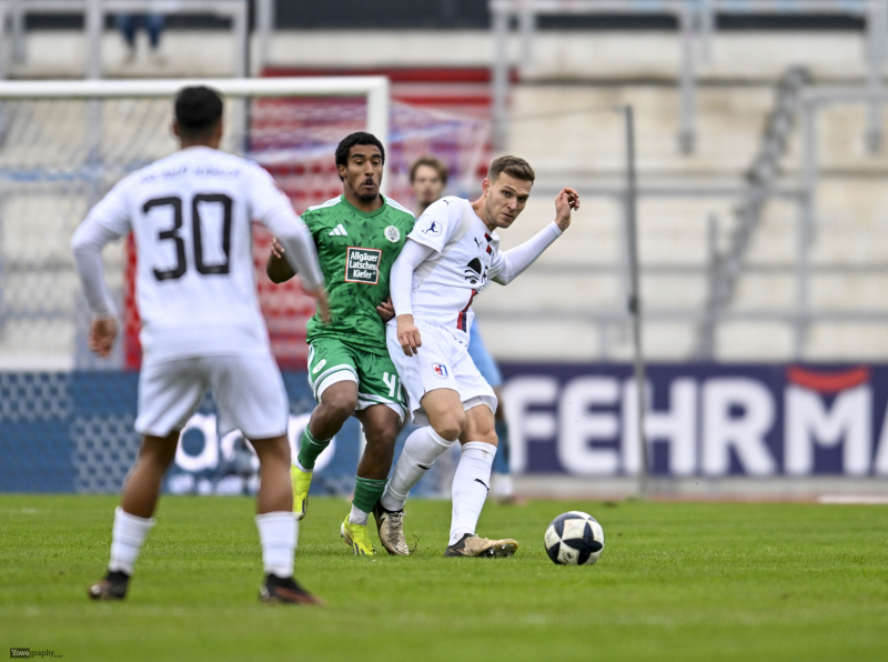 SG Barockstadt Fulda - FC 08 Homburg: Tyron Ken James Mata gegen Aaron Frey