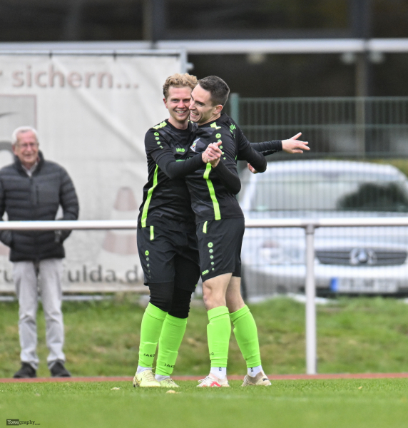 SV Neuhof - SV Großenlüder: Niklas Wese mit Adrian Beyer