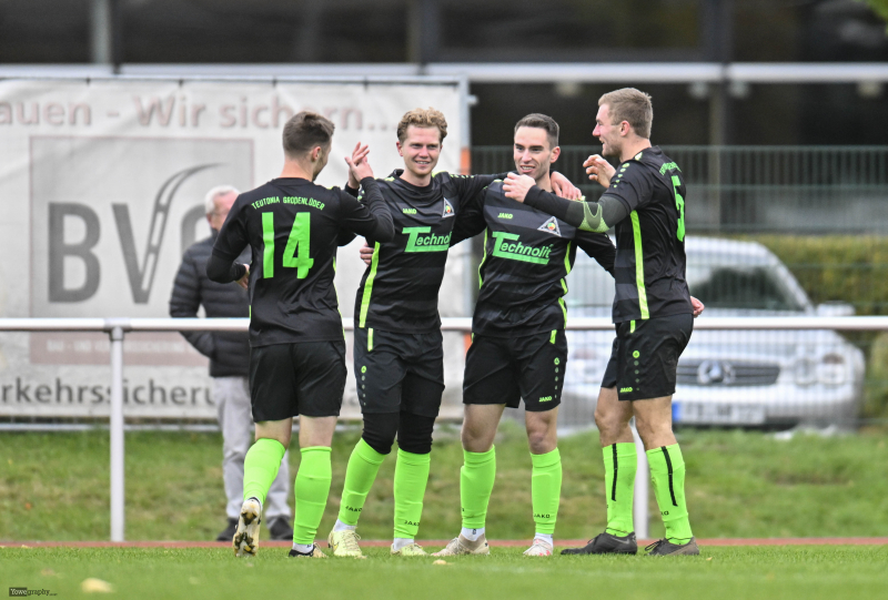 SV Neuhof - SV Großenlüder: Niklas Wese mit Adrian Beyer