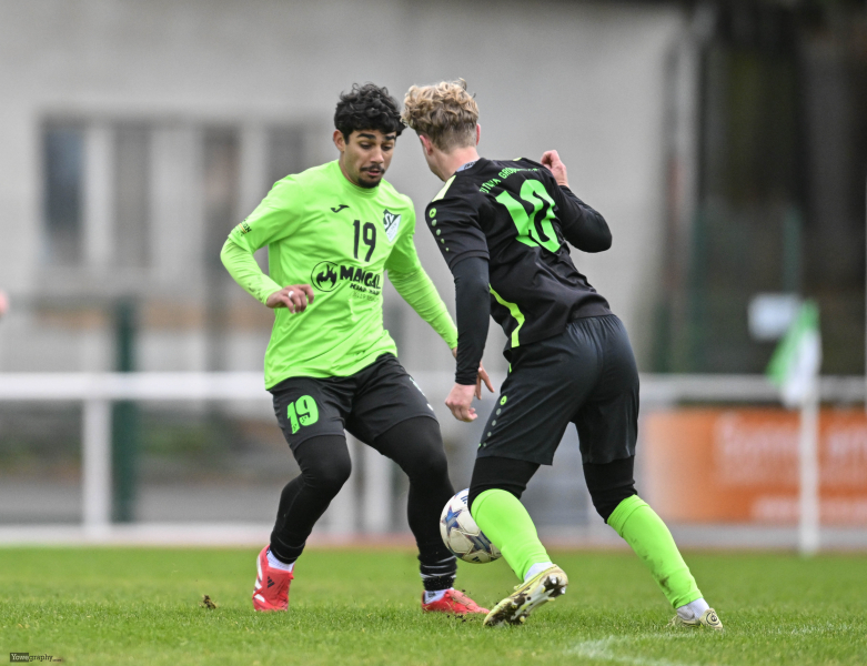 SV Neuhof - SV Großenlüder: Lazzaro Fonseca Oliveira Mendes gegen Niklas Wese
