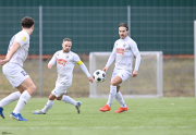 SV Flieden - SV Steinbach: Alexander Reith mit Akif Kovac