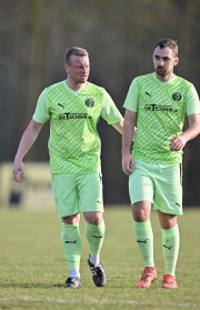 TSV Ufhausen - SG Haselbach: Mario Henning mit Tobias Heinz