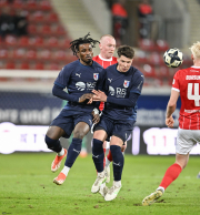 Hessenpokal OFC Kickers Offenbach - SG Barockstadt Fulda: Hans Sarpei mit Roko Ivankovic