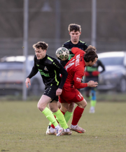 SV Großenlüder - SG Bronnzell: Henrik Ziegler mit Felix Schliter gegen Jan-Niklas Jordan