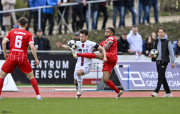 SG Barockstadt Fulda Lehnerz - Kickers Offenbach: Leon Pomnitz gegen Ronny Marcos