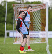 TSV Künzell - SV Neuhof: Jannes Schramm mit Xhino Troksi